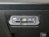 エアコンパネルの下にETCがついています。高速道路の料金所の通過も楽々です!。 カードの取り出しもしやすい場所についています。