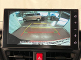 【バックカメラ】 駐車時に車両後方の様子を見ることができるので、運転の不安を軽くします。