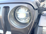 ●LEDヘッドライト:夜間走行時も良好な視界を確保し安心して運転できる高輝度LEDヘッドライトを装備!点灯速度が早く、消費電力も抑えられています。