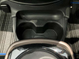 両席側前部にドリンクホルダーあります♪運転中でも手が届きやすい位置にあって使い易いです♪