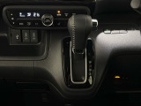 CVT車のセレクトレバーです。低速から高速まで、変速ショックのないスムーズな走りを実現するとともに、エンジン効率のよい領域を維持することで燃費にも貢献します。