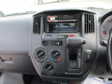 ATシフト車です。エアコンの操作はダイヤル式となっています。