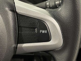 ステアリングスイッチ付きで、運転中に視線を前に向けたまま操作できます。