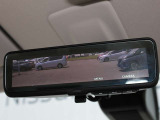 車両後方を映し出します・スマートルームミラー装備です。
