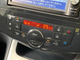 【オートエアコン】一度お好みの温度に設定すれば、車内の温度を検知し風量や温度を自動で調整。暑い&hellip;寒い&hellip;と何度もスイッチ操作をする必要はありません。快適な車内空間には必須の機能ですね♪