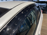 【ドアバイザー】雨の日でも窓を少し開けて換気可能。車内を快適に保ち、日常の使用も安心です。