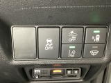 Hondaセンシング用の、VSA(ABS+TCS+横滑り抑制)解除と路外逸脱抑制機能のオンオフスイッチなどはハンドルの右側に装備しています。