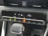 【オートエアコン】車内温度を感知して自動で温度調整をしてくれるのでいつでも快適な車内空間を創り上げます!どの席に座っても快適なドライブが楽しめます♪