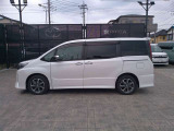 両側パワースライドドア付きだから、狭い駐車スペースなどでの 乗り降りラクラク!小さなお子さまのいるご家庭には嬉しい装備。