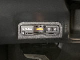 ハンドルの左下にETC2.0がついています。高速道路の料金所の通過も楽々です。カードの取り出しもしやすい場所についています。