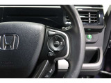 Hondaセンシングの機能のひとつ、アダプティブクルーズコントロール付!アクセルから足を離しても設定したスピードと前車との車間を保ち走行してくれます!車線維持もアシスト☆高速道路で疲労軽減ですね☆