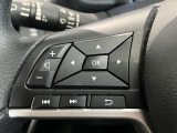 ステアリングスイッチで、目線を逸らさずオーディオの操作やメーター内のディスプレイの変更ができます。