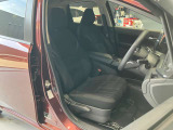 運転席、助手席です。座面も広くゆったりと座れてアームレストも付いているので重宝します。