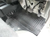 ゴム製フロアマットもお付けしてご納車いたします。