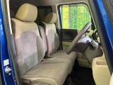 運転席まわりには十分なスペースがあり、大柄な方でもゆったり運転していただける環境です。