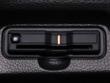 装備されているビルトインタイプのホンダ純正ETC車載器です。セットアップしてからご納車致します。ETCカードを差し込めば高速道路の出入り口ゲートを楽々通過出来ます。