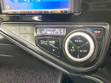 【オートエアコン】一度お好みの温度に設定すれば、車内の温度を検知し風量や温度を自動で調整。暑い&hellip;寒い&hellip;と何度もスイッチ操作をする必要はありません。快適な車内空間には必須の機能ですね♪