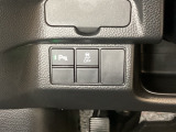 VSA装備車です。VSAはドライバーの操作と車の動きを見守っています。もし車の挙動が乱れたとき、4輪別々にブレーキをかけたり、エンジンパワーをしぼることによって車を安定させます。