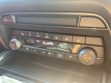 【左右独立温度コントロール式フルオートエアコン(DUAL/SYNC)】運転席側と助手席側でそれぞれ自由に温度設定ができ、快適な風量やモードなどを自動調整します。