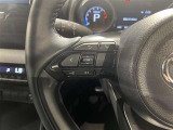 ステアリングスイッチ付きで、運転中に視線を前に向けたまま操作できます。