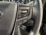 ステアリングスイッチ付きで、運転中に視線を前に向けたまま操作できます。