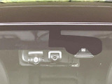 【エマージェンシーブレーキ】走行中に前方の車両等を認識し、衝突しそうな時は警報とブレーキで衝突回避と被害軽減をアシスト。より安全にドライブをお楽しみいただけます。