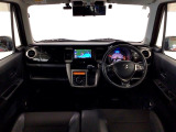 【前方視界】開放的な前方視界!運転がしやすく疲れにくいです♪窓が大きく、見通しがとっても良いおクルマですよ♪
