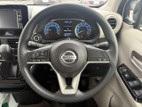 握りやすい形状のハンドルで運転しやすいです!ステアリングスイッチつきで音量調節やメーターディスプレイを操作できます!