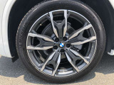 BMW純正20インチホイール。洗練されたデザインで、足元の個性を引き立てます。