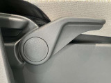 運転席はご自身の適切な運転ポジションへ移動可能なラチェットが付いております。