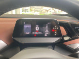 ハンドルとスピードメーターの一体型。この構造により、ハンドル調節をした際に一緒に動いてくれるのでハンドルに邪魔されず、見やすい位置への調節が可能となりました。