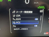 レーンディパーチャーアラートとは車線または走路からの逸脱の可能性を警告すると共に、車線または走路からの逸脱を避けるためのハンドル操作の一部を支援する機能です。詳細は販売店スタッフまでおたずねください。