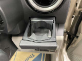 運転席と助手席には、格納式のドリンクホルダーが装備されています。
