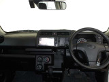 落ち着いた色遣いの運転席周りで飽きの来ないすっきりとしたデザインです。