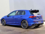 Golf R専用アルミホイールが足元を引き締め、スポーティな印象を高めています。