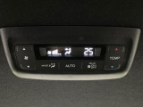 【リアオートエアコン】広い後部座席には必須の機能!風量や温度を自動で調整し前席と同様な車内環境にしてくれるリアオートエアコンを装備。夏の暑さも冬の寒さもストレスなく快適にお過ごしいただけます♪