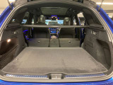 当店でお車をご購入のお客様はオーナー様専用保険「メルセデス・ベンツ保険」にご加入頂けます。飛来物によるフロントガラス破損やパンクによるタイヤ交換の際に、修理費用の一部をお支払いしております。
