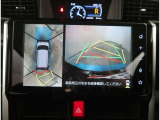 【パノラマモニター】に搭載した4つのカメラにより、車を真上から見ているような映像を表示。運転席から確認しにくい車両周囲の状況を把握できます。