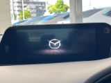 【マツダコネクトナビ】車内の雰囲気にマッチした一体型タイプのナビ。各種車輌設定やBluetooth再生等、様々な機能が楽しめます。直感的なダイヤル操作が可能で、使い勝手も良好です。