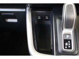 データ通信/給電用と、給電用(Type-C)のUSBポートも装備されています。車内にあると便利なアイテムですね! 充電中のスマホなどを置くのに便利な取り外し可能なトレイを備えています。