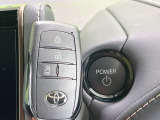 【スマートキー】カバンやポケットに入れたままでもドアの施錠・解錠が可能なスマートキーを装備。エンジンのオン・オフ時もカギを取り出す必要が無いからとっても便利です♪