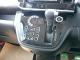 操作しやすいシフトレバーとタッチ式エアコンパネルで運転も楽々です。