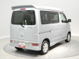 【左後ろナナメ】荷物の積み下ろしがしやすいバックドア。四角いボディは車両感覚が掴みやすいのもメリットです。