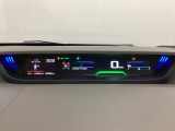 中央にデジタル表示のスピードメーターを配したハイブリット専用メーターになっています。左側のインフォメーション画面で燃費などの情報を確認できます。