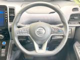 インテリアに合わせたデザインのステアリングは、運転される方のことも考え、運転しやすい形状、大きさです。是非一度、実際に触ってお確かめください。