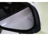 BSM搭載。バック出庫の際に左右から接近する車両を検知警告するRCTA。RCDも搭載。さらに、ドアを開ける際に後方からの接近車両との衝突の可能性がある場合警告するSEAも搭載しています。