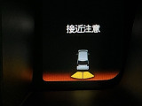 パーキングセンサーシステムは走行中に障害物が迫ると音と表示でお知らせ、低速走行時時の安心感を高めます
