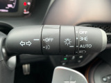 ■オートライト■車外の明るさに応じて、自動的にライトの点灯・消灯をしてくれます。トンネルが続くような道でも、いちいちライトスイッチを操作する必要がありません。消し忘れの心配もありません。