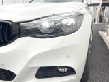 ●LEDヘッドライト:夜間走行時も良好な視界を確保し安心して運転できる高輝度LEDヘッドライトを装備!点灯速度が早く、消費電力も抑えられています。