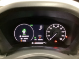 ハイブリット車専用のメーターです。右側の大型スピードメーターに加え、ステアリングスイッチを使って左のマルチインフォメーション・ディスプレイで燃費や動力伝達などの情報が見れるようになっています。
